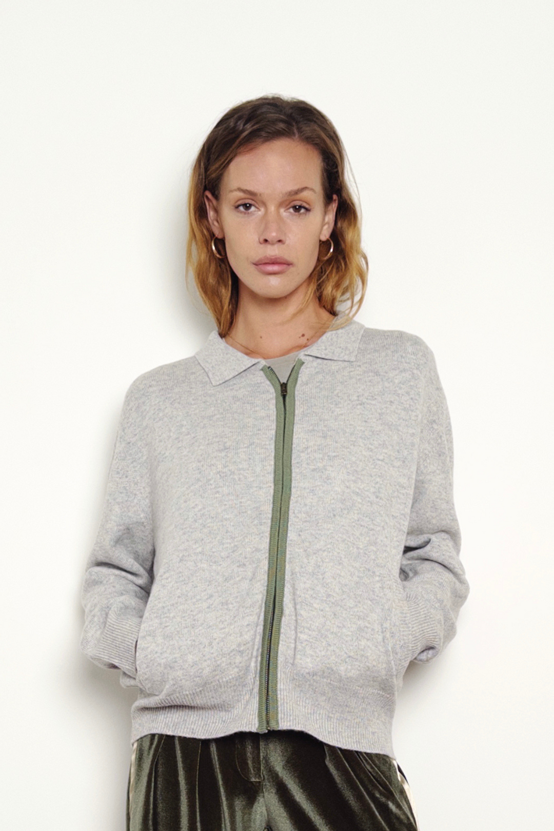 Light grey cashmere zip-up bomber jumper with a green trim